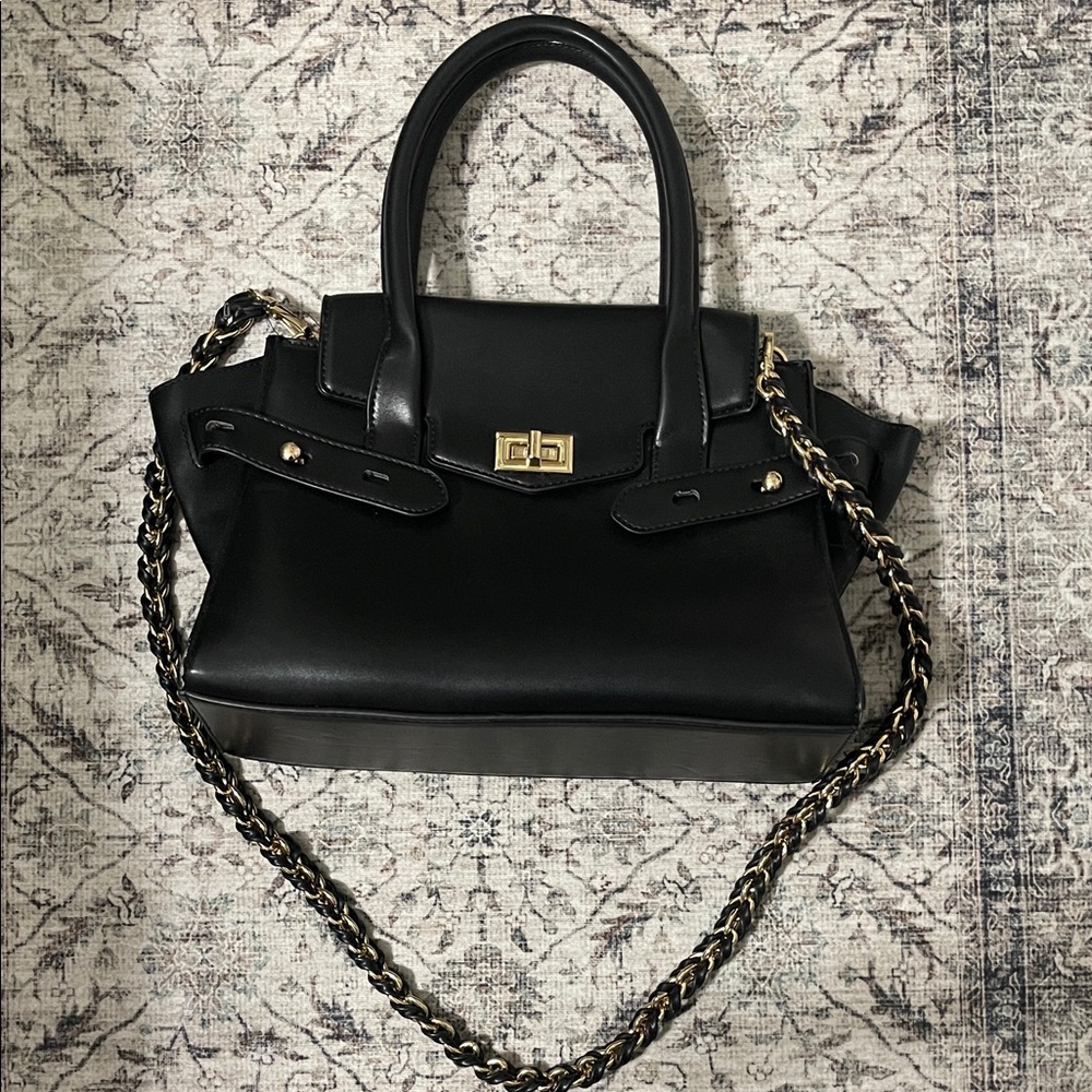 Elegant Black Handbag with Gold Chain